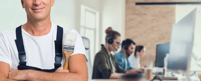 Telefonisten des Hotline-Managers nehmen Anrufe für mittelständischen Unternehmer an