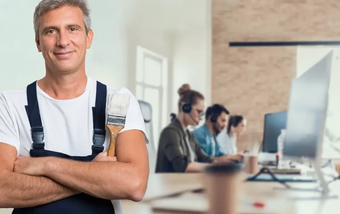Telefonisten des Hotline-Managers nehmen Anrufe für mittelständischen Unternehmer an